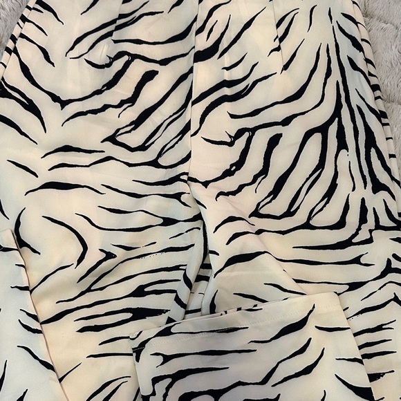 Chic Zebra Patterned Trousers - Picture 2 of 2